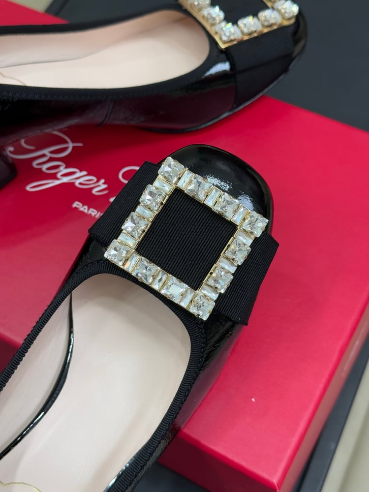 حذاءً مزينًا بأحجار الراين لفصل الربيع والصيف Roger Vivier