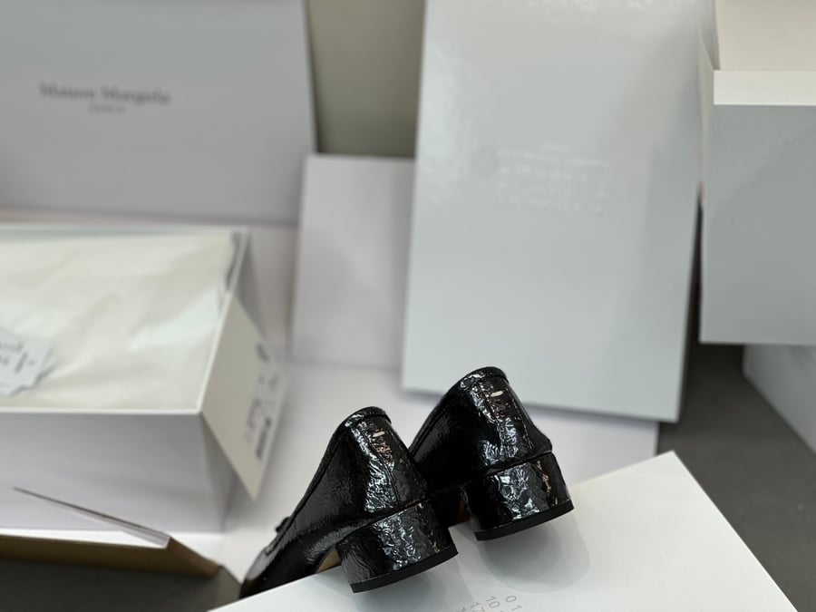 أحذية الباليه المسطحة ذات الكعب المتوسط ​​والمطوية من Maison Margiela بلون اسود