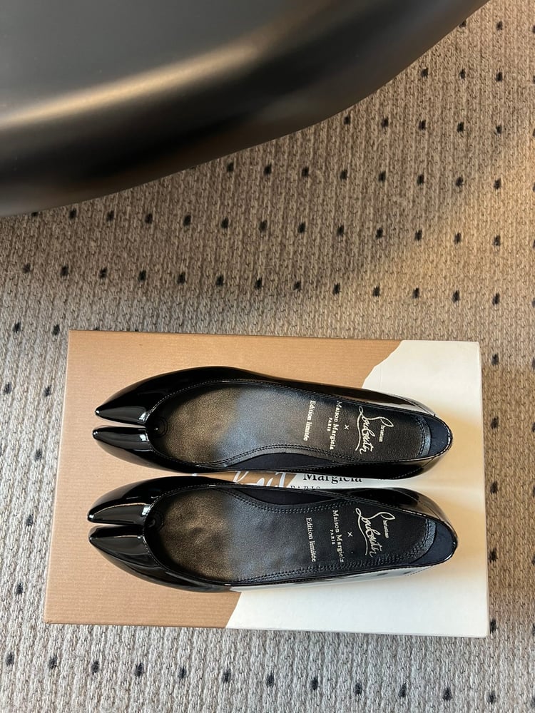 حذاء مسطح بفتحة أمامية من CL x Maison Margiela بلون اسود