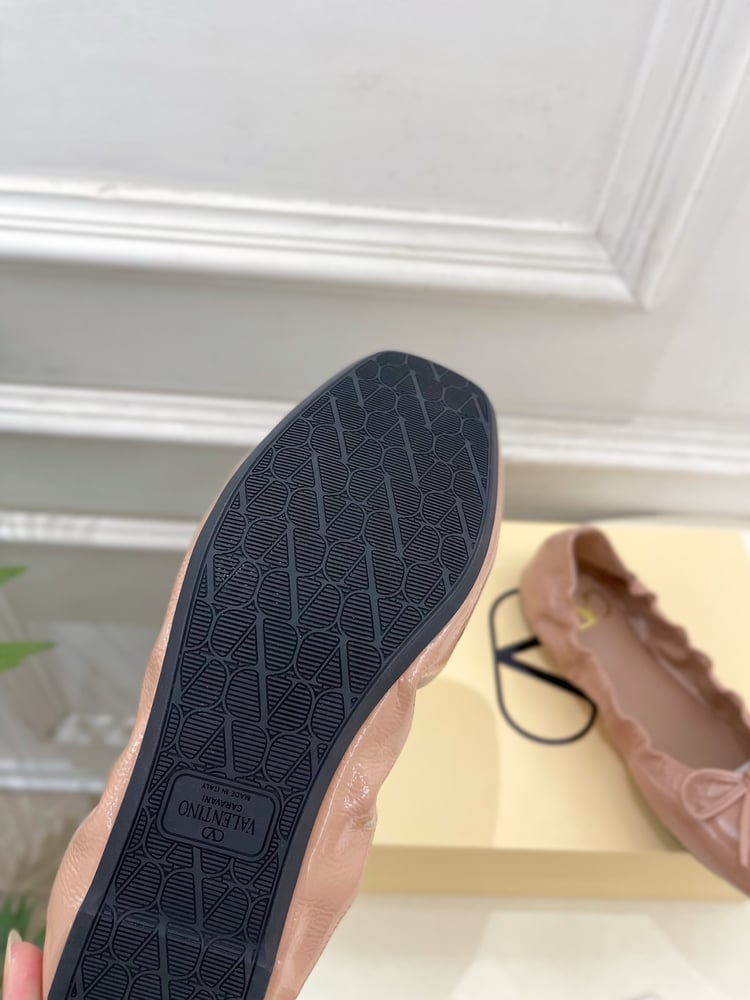 حذاء باليه مسطح من Valentino VT Bow باللون البني الفاتح