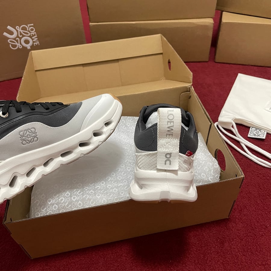 حذاء رياضي Loewe x On Cloudtilt 2.0 باللونين الأبيض والأسود
