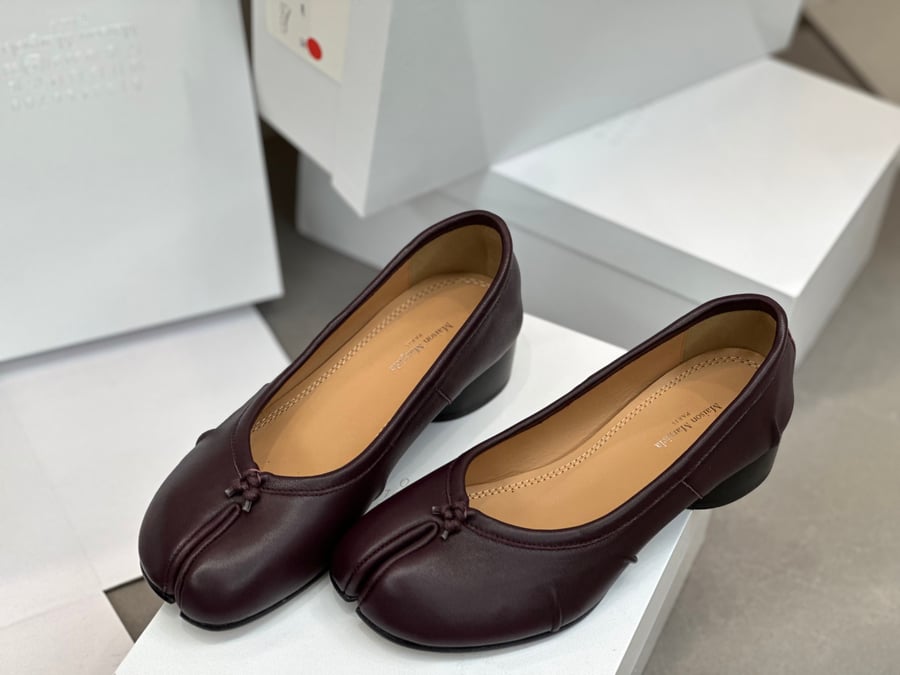 أحذية الباليه المسطحة ذات الكعب المتوسط ​​والمطوية من Maison Margiela بلون بني داكن