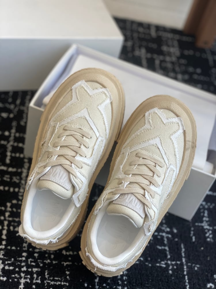 حذاء رياضي مسطح من Maison Margiela باللون الأبيض