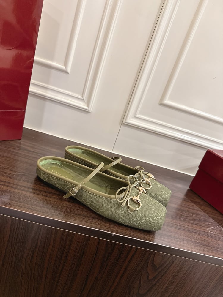 حذاء ميول نسائي من سلسلة Gucci Horsebit بلون اخضر