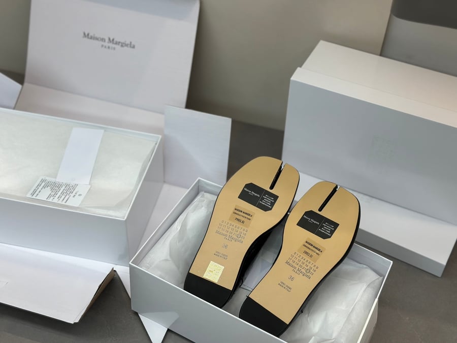 أحذية Maison Margiela MM6 ذات المقدمة المنفصلة بلون اسود