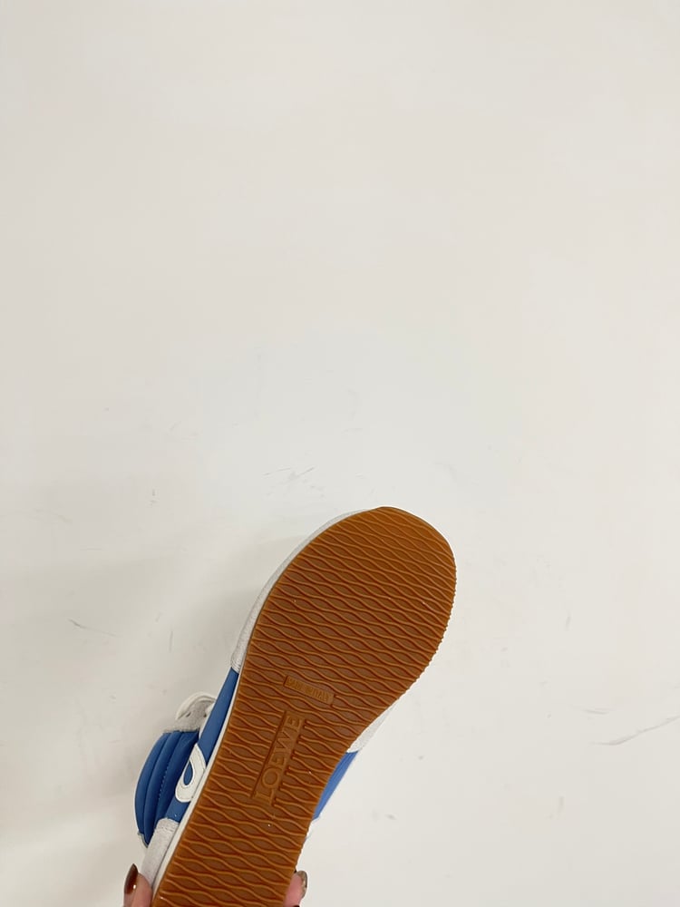 حذاء Loewe New Retro High Top باللونين الأبيض والأزرق