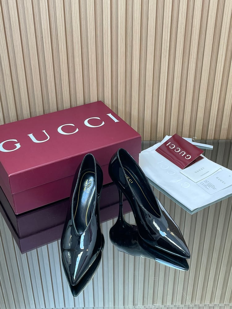 أحذية Gucci ذات الكعب العالي من الجلد اللامع على شكل حرف V بلون اسود