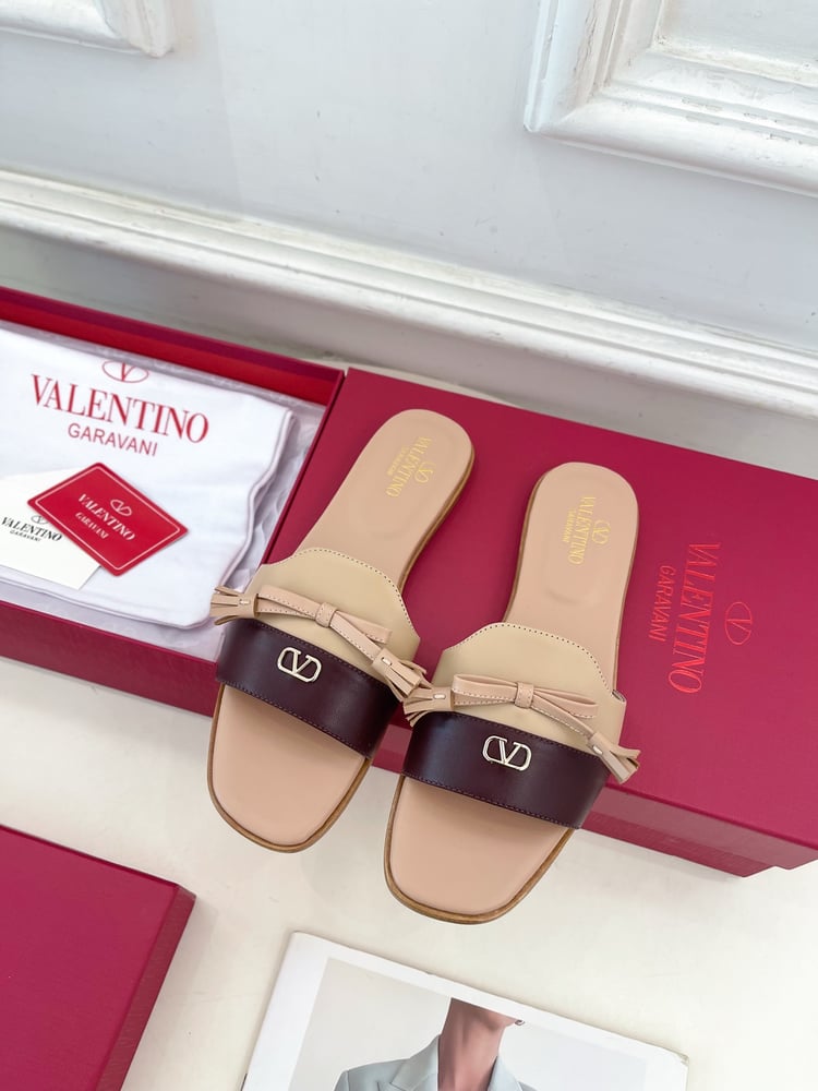 صنادل فالنتينو من مجموعة V-Buckle Bowknot باللون البيج