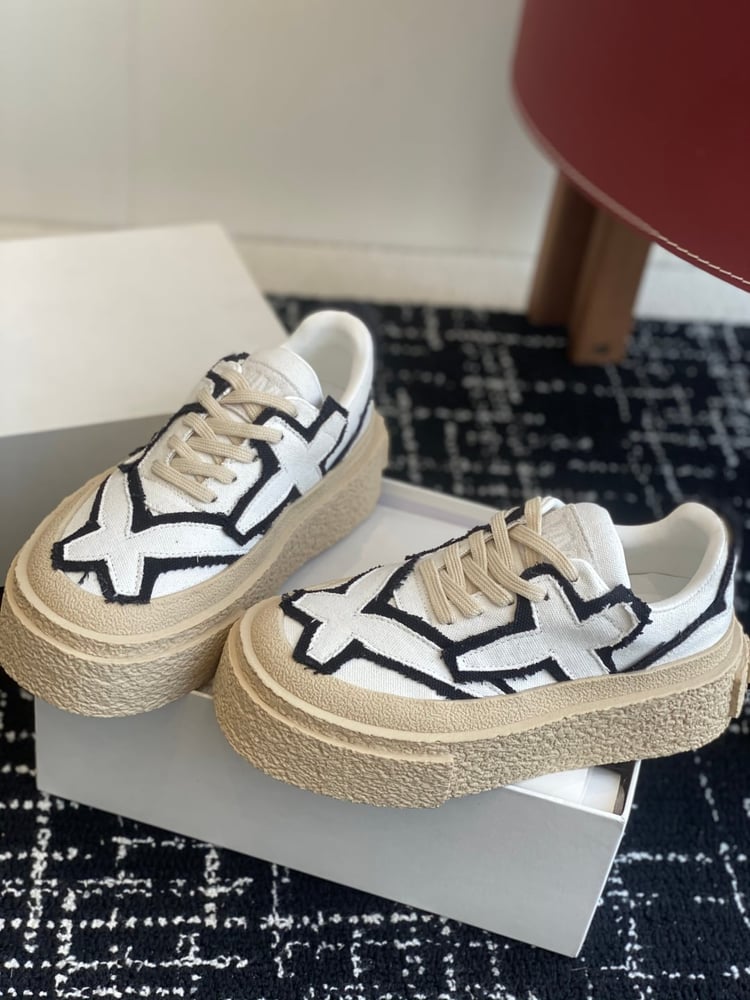 حذاء رياضي Maison Margiela ذو منصة باللونين الأبيض والأسود