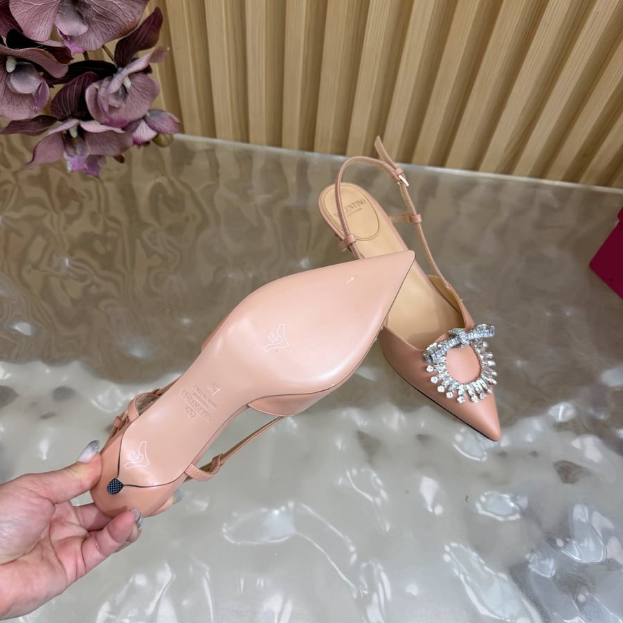 حذاء بكعب عالٍ من الجلد مزين بالكريستال من Valentino Garavani VLogo Signature باللون البيج