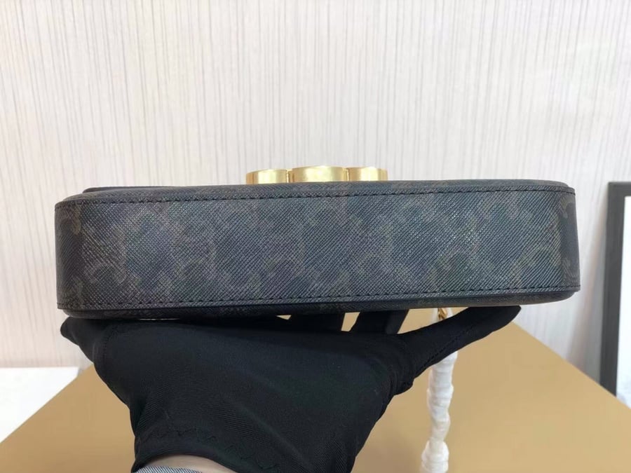 حقيبة صغيرة لامعة من CELINE بلون اسود