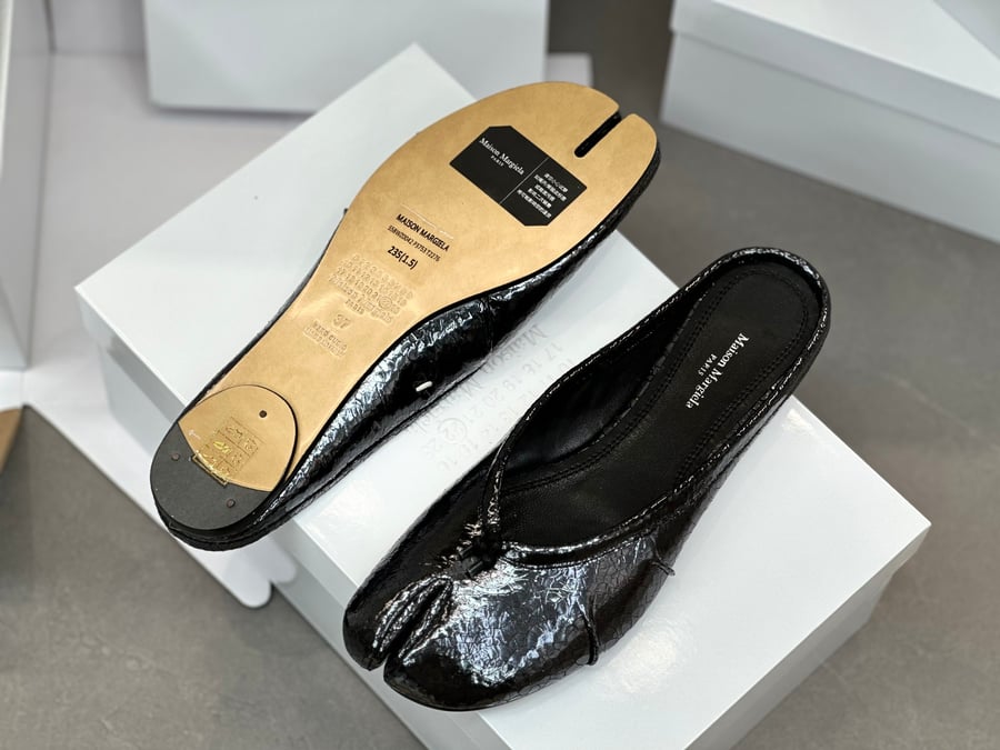 أحذية الباليه المسطحة ذات الكعب المتوسط ​​والمطوية من Maison Margiela بلون اسود