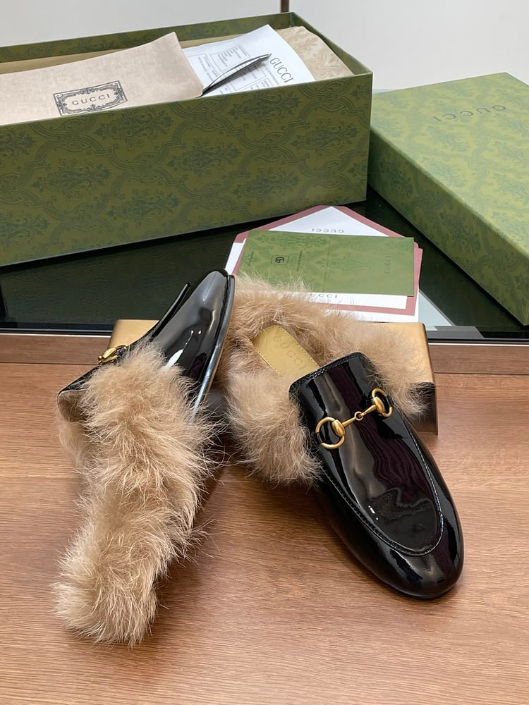 حذاء لوفر Gucci Classic Princetown المبطن بالفرو باللون الأسود