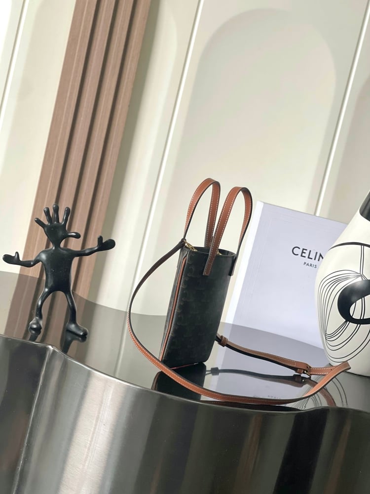 حقيبة الهاتف المحمول الجديدة من CELINE MICRO CABAS