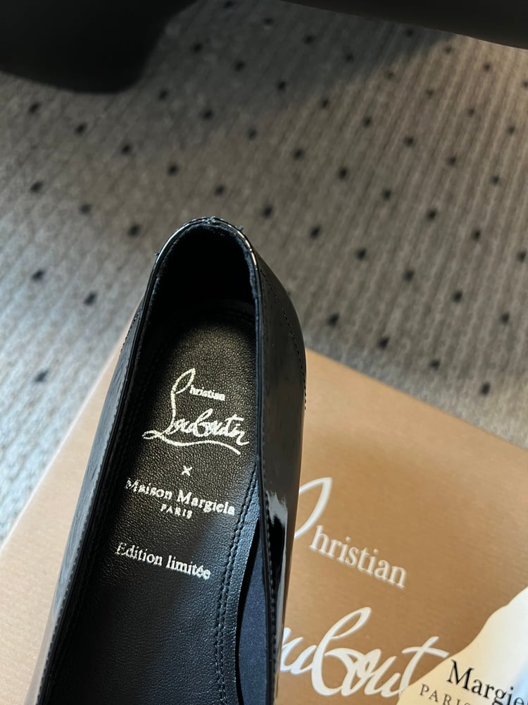 حذاء مسطح بفتحة أمامية من CL x Maison Margiela بلون اسود
