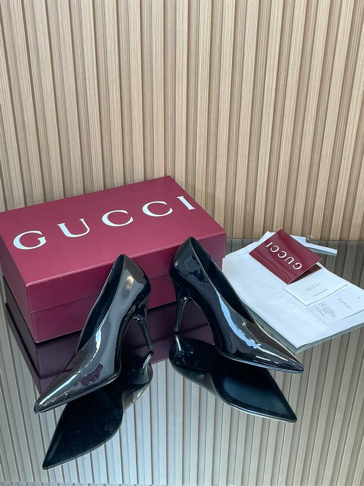 أحذية Gucci ذات الكعب العالي من الجلد اللامع على شكل حرف V بلون اسود