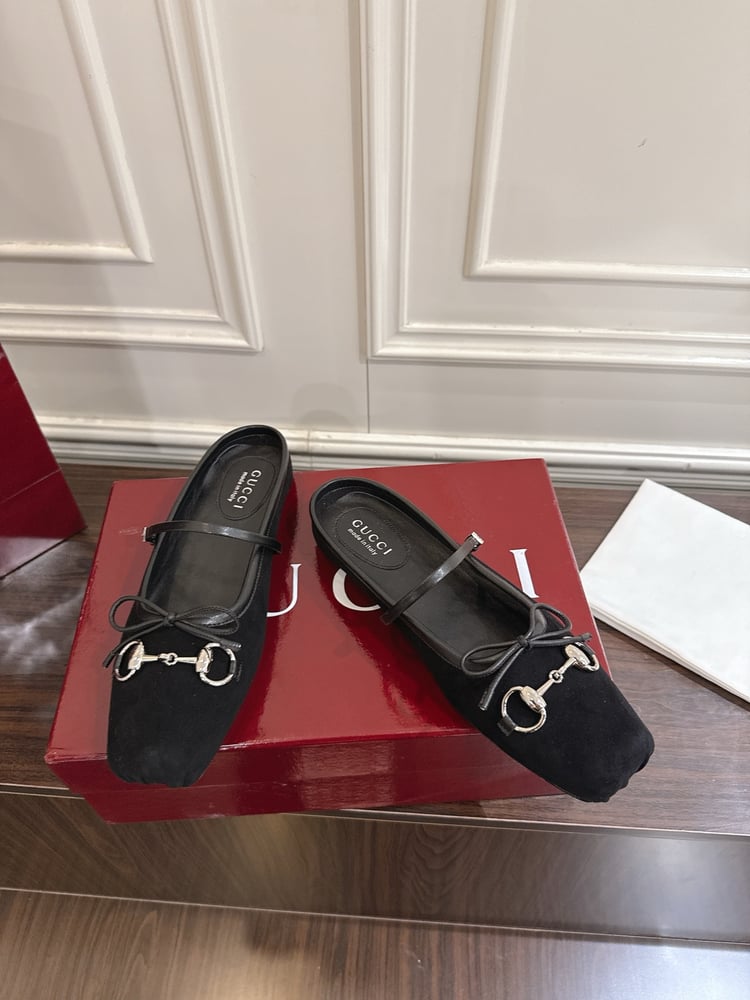 حذاء ميول نسائي من سلسلة Gucci Horsebit بلون اسود