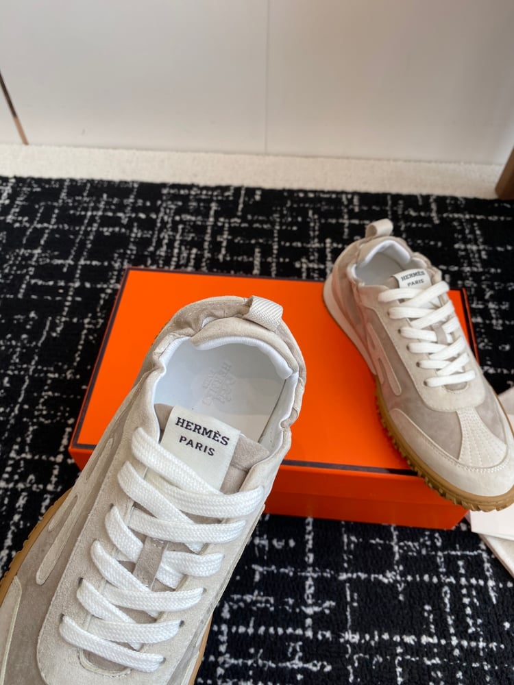 أحذية Jet Series الرياضية المصنوعة من جلد الغزال من Hermes بلون بيج فاتح\بني رمادي