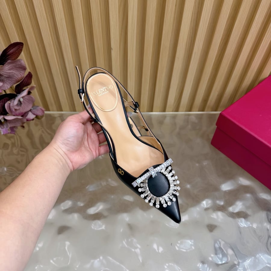 حذاء بكعب مفتوح من الخلف من الجلد مزين بالكريستال من Valentino Garavani VLogo Signature باللون الأسود