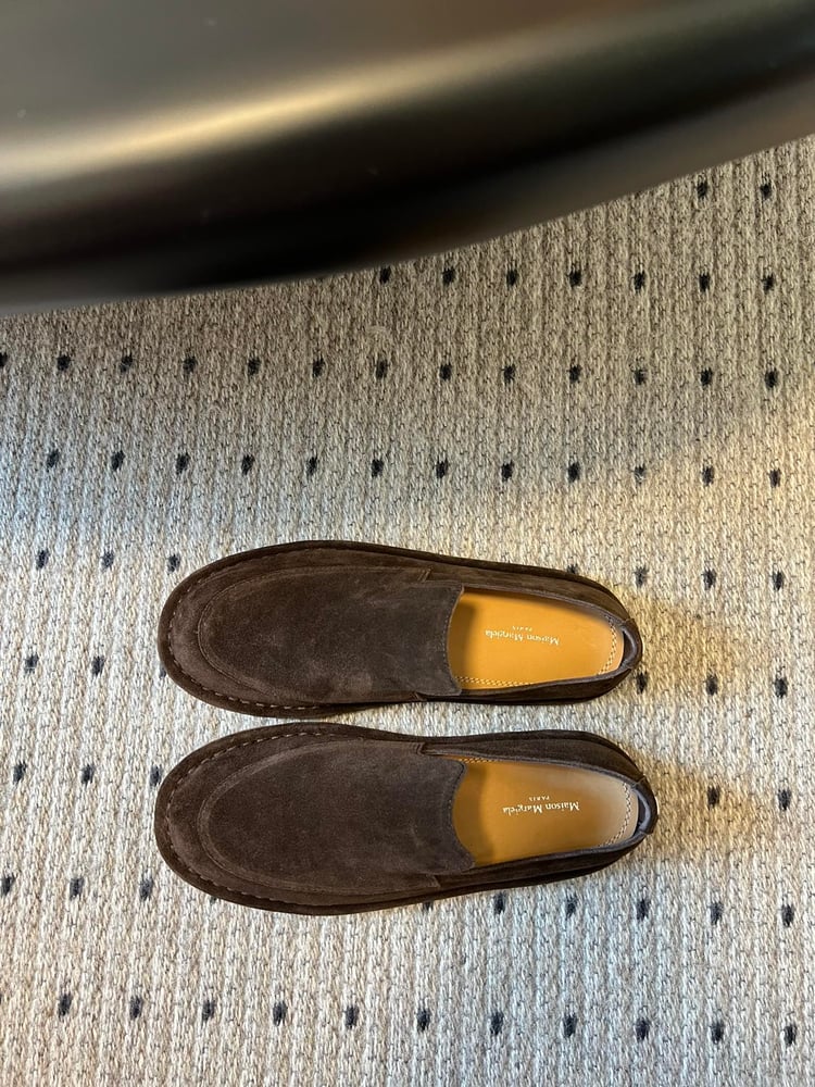 حذاء لوفرز من جلد الغزال من Maison Margiela باللون البني الداكن