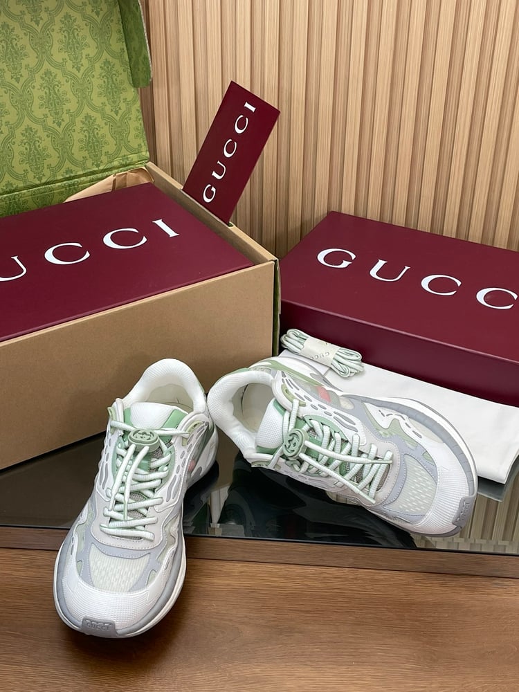 أحذية رياضية كاجوال برباط مزدوج متشابك من Gucci باللون الابيض والاخضر