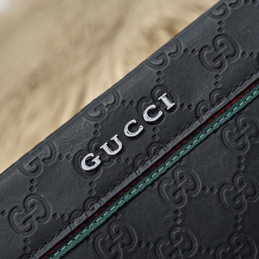 حقيبة كلتش Pouch غوتشي جلدية منقوشة بشعار GG باللون الأسود