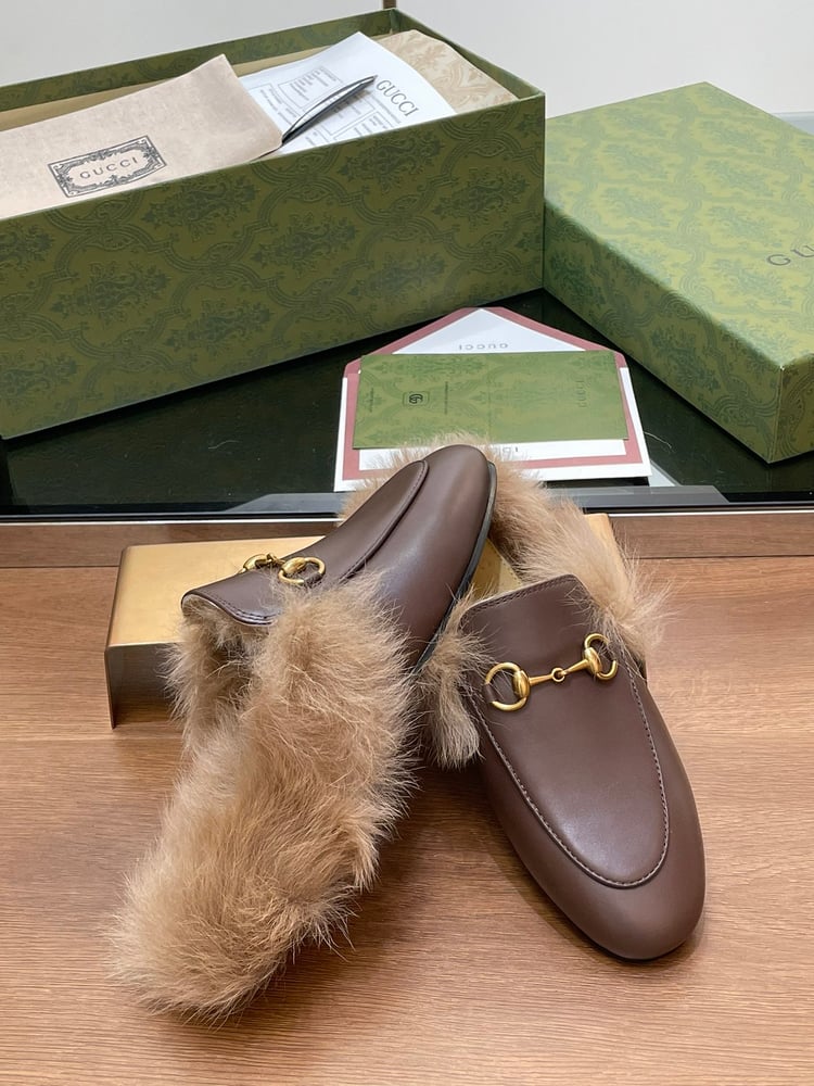 حذاء لوفر Gucci Classic Princetown مبطن بالفرو باللون البني