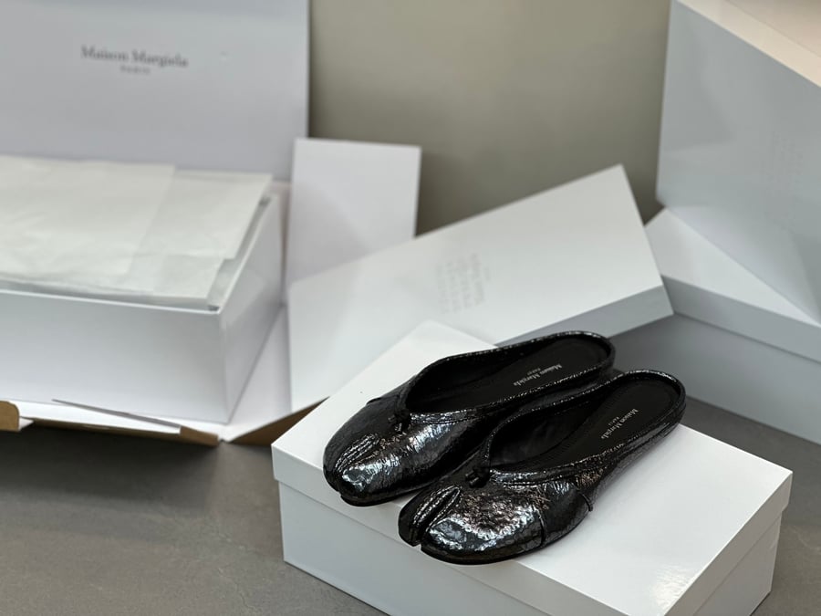 أحذية الباليه المسطحة ذات الكعب المتوسط ​​والمطوية من Maison Margiela بلون اسود