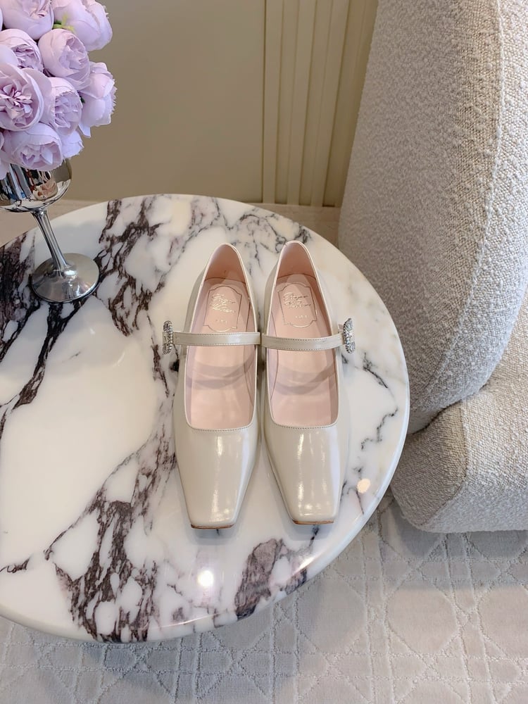 حذاء ماري جين الجديد ذو الإبزيم الماسي Roger Vivier