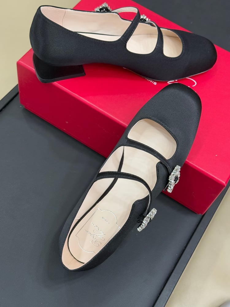 حذاء ماري جين جديد لربيع/صيف Roger Vivier
