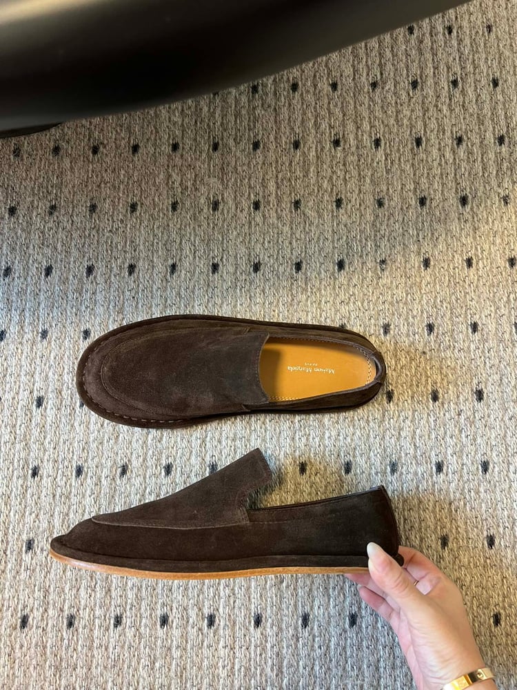 حذاء لوفرز من جلد الغزال من Maison Margiela باللون البني الداكن