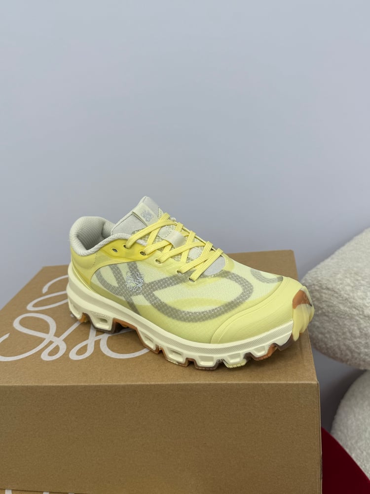 حذاء رياضي Loewe Cloudventure 2 باللون الأصفر