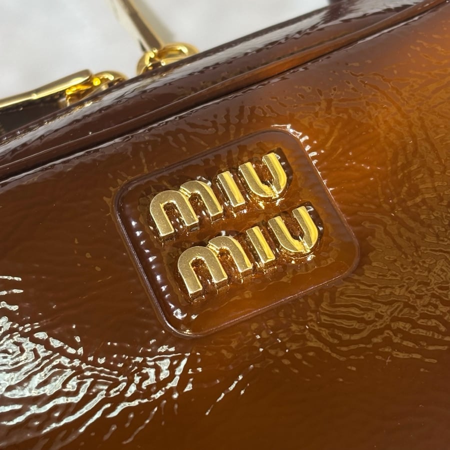 حقيبة كتف من الجلد اللامع من Miu Miu Beau بلون Palissandro