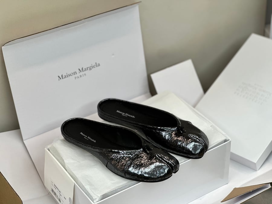 أحذية الباليه المسطحة ذات الكعب المتوسط ​​والمطوية من Maison Margiela بلون اسود