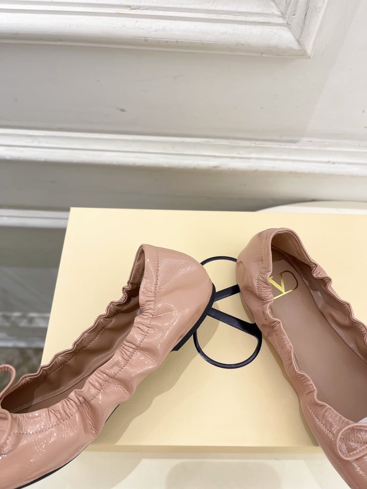 حذاء باليه مسطح من Valentino VT Bow باللون البني الفاتح