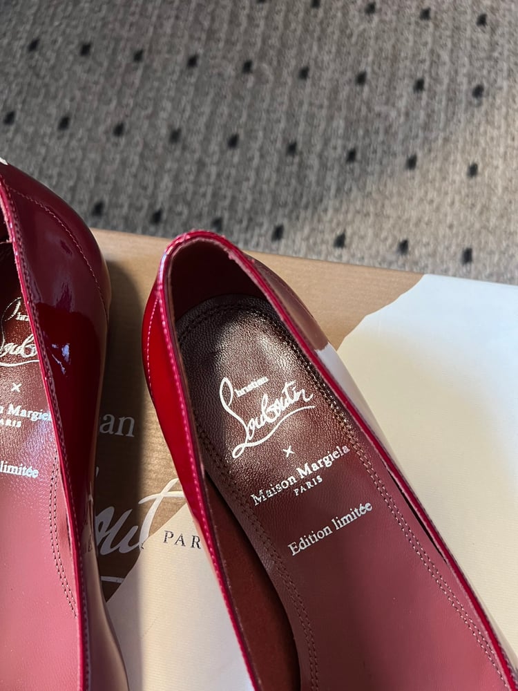 حذاء مسطح بفتحة أمامية من CL x Maison Margiela بلون احمر