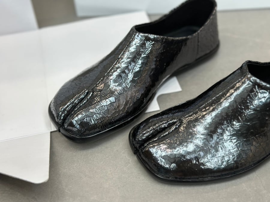 أحذية Maison Margiela MM6 ذات المقدمة المنفصلة بلون اسود