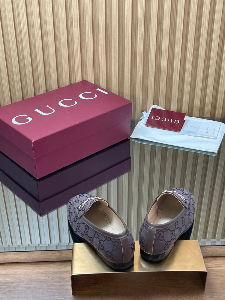 حذاء غوتشي النسائي ذو تصميم لجام الحصان، مصنوع من قماش GG Supreme باللون الأزرق