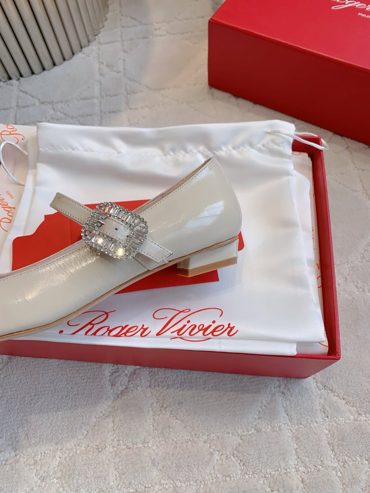 حذاء ماري جين الجديد ذو الإبزيم الماسي Roger Vivier