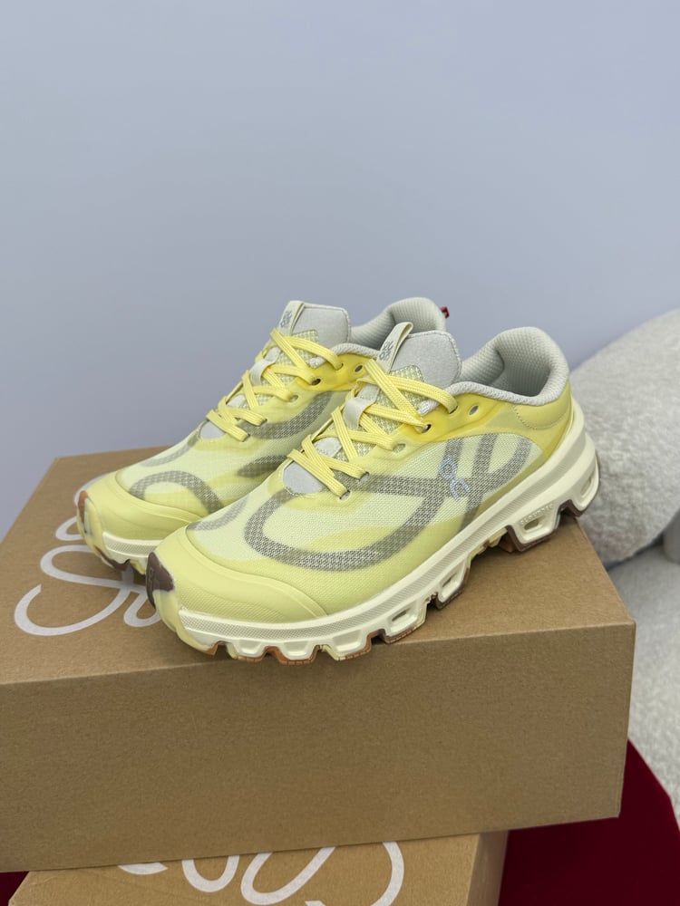 حذاء رياضي Loewe Cloudventure 2 باللون الأصفر