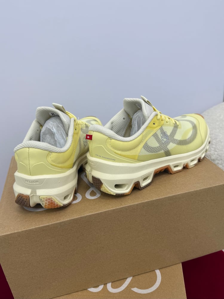 حذاء رياضي Loewe Cloudventure 2 باللون الأصفر