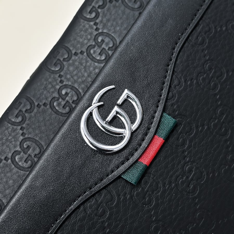 حقيبة كلتش Pouch غوتشي جلدية منقوشة بشعار GG باللون الأسود