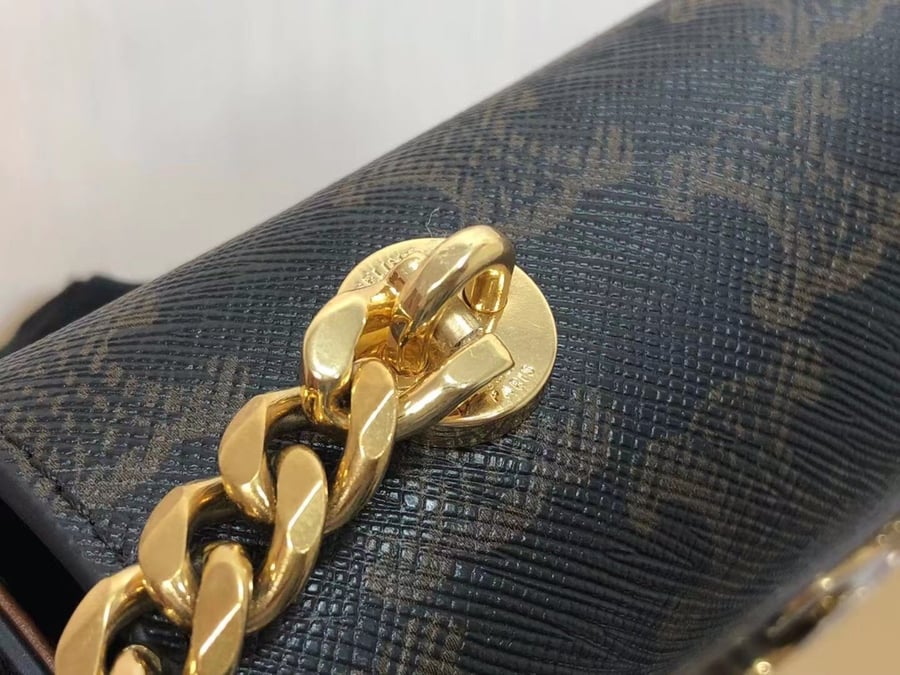 حقيبة صغيرة لامعة من CELINE بلون اسود