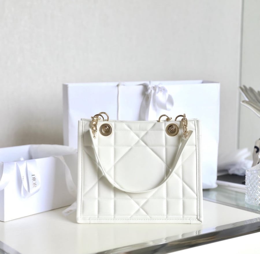 ديور ESSENTIAL TOTE مقاس26.5cm