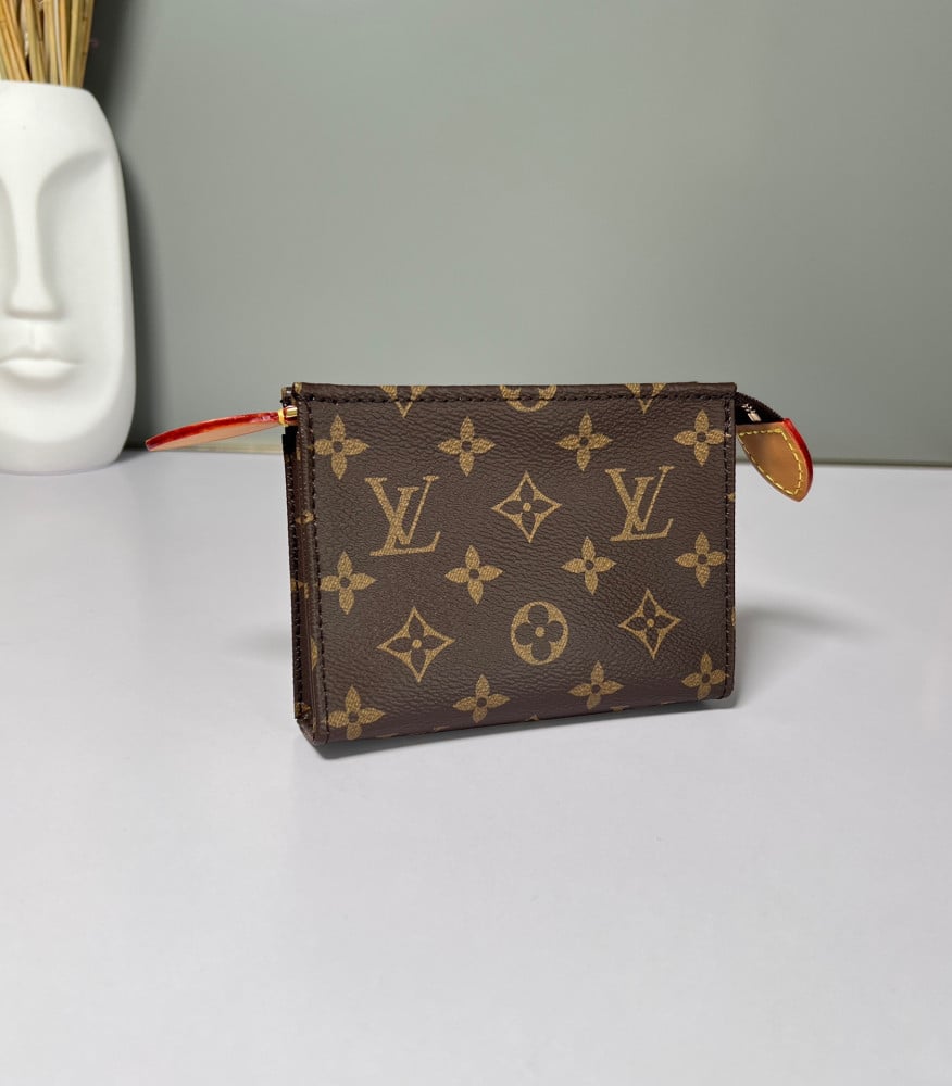 لوي فيتون TOILETRY POUCH ON CHAINمقاس25cm