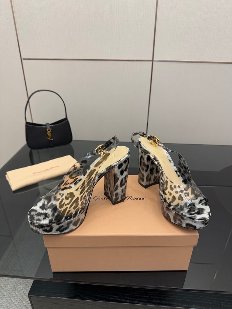 صنادل جديدة من Gianvito Rossi