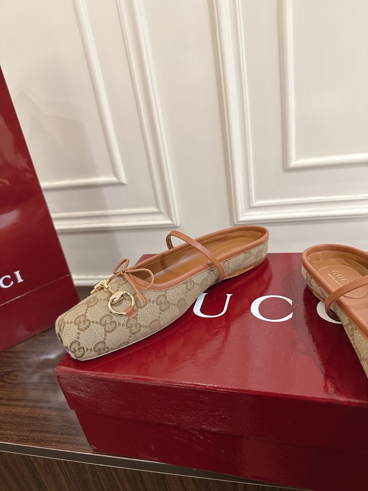 حذاء ميول نسائي من سلسلة Gucci Horsebit بلون بني