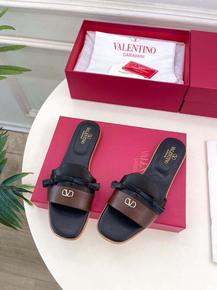 صندل فالنتينو من مجموعة V-Buckle Bowknot باللون الأسود