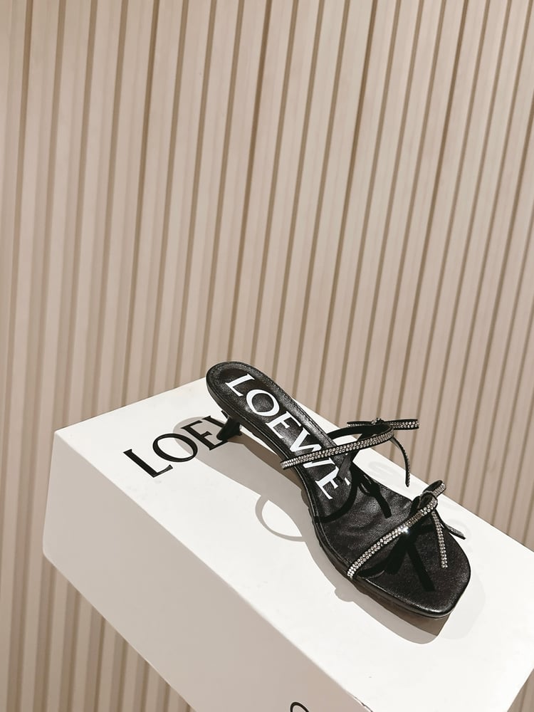 شبشب Loewe Petal Anagram أسود
