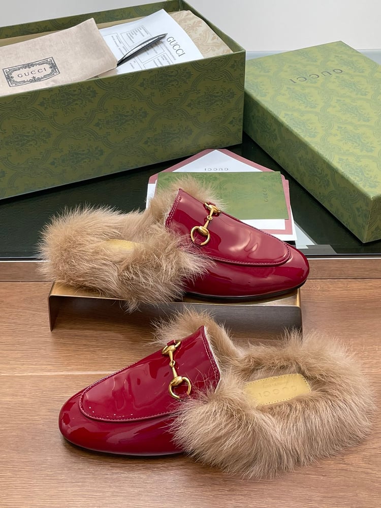 حذاء لوفر Gucci Classic Princetown المبطن بالفرو باللون الأحمر